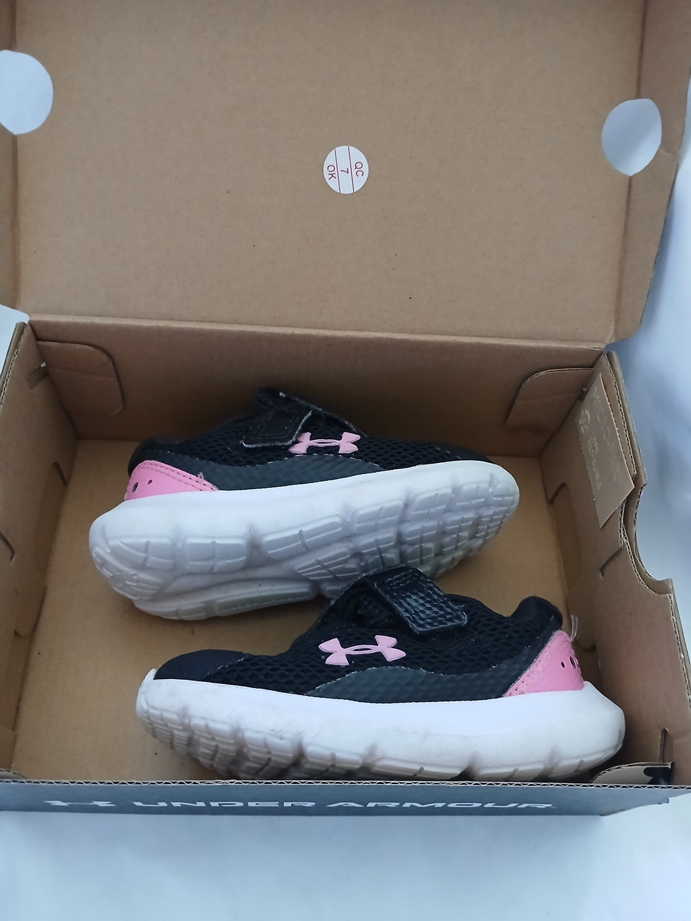 Toddler Girls Black & Pink Under Armour Surge 3 Tennis Shoes, 5k. Like New